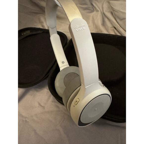 CISCO Headset 730, Wireless Dual On- Ear Bluetooth Headset with Case, USB-A HD - Picture 7 of 9